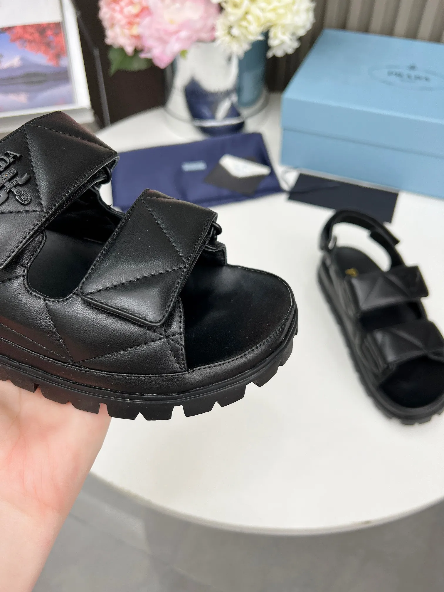 P480👟👟 PRADA Prada spring and summer catwalk new sandal series classic thick-soled sandals made of mixed sheepskin surface lambskin lining original hardware 1:1 development soft and delicate foot feel extremely comfortable versatile style original foam outsole 💝💝💝 easy to control 5 colors available (35-41)